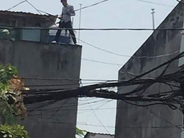 Nam thanh niên phê ma tuý, xịt hơi cay vào cảnh sát rồi trốn lên mái nhà