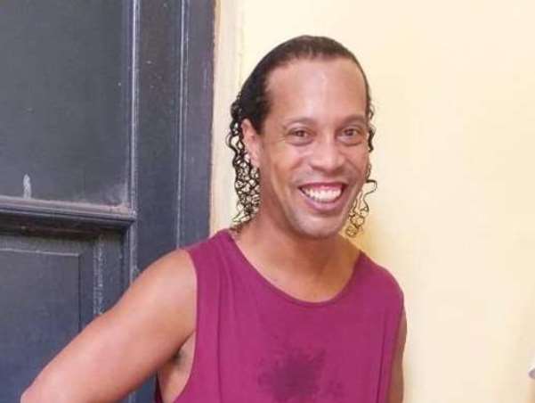 Ronaldinho có thể đá giải futsal... trong tù