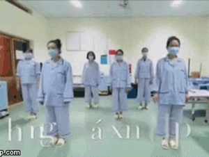 Tiếp viên hàng không đeo khẩu trang, nhảy vũ điệu rửa tay 'đẩy lùi virus Corona' trong phòng cách ly