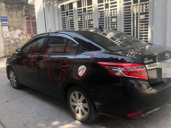 Đỗ xe chắn hết cửa nhà người khác, chủ xe đắng lòng nhận về 'lời nhắn' nổi bật trên thân xe