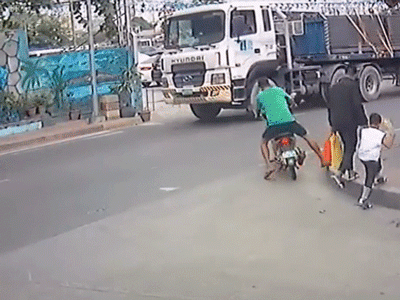 Video: Xe máy lao thẳng vào gầm xe tải, tài xế suýt mất mạng