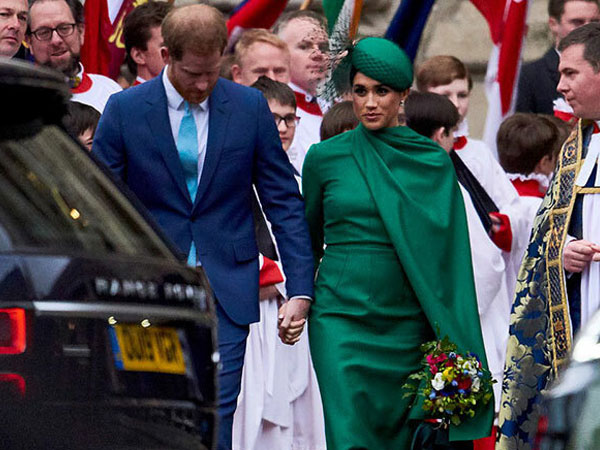 Cay mắt khoảnh khắc Harry nắm chặt tay Meghan Markle rời khỏi hoàng gia Anh hoàn thành nhiệm vụ cuối cùng