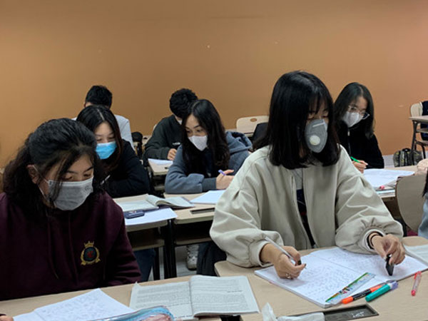 Nếu nghỉ học kéo dài, Bộ Giáo Dục sẽ lùi lịch thi THPT