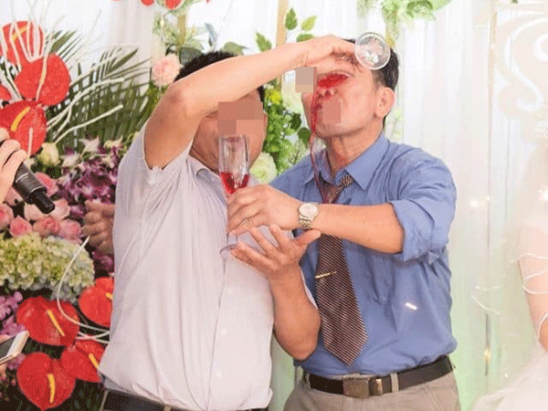 Dở khóc dở cười với màn chúc rượu 'cồng kềnh' của 2 ông thông gia