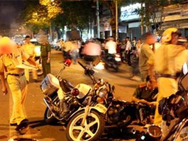 Ô tô tông 2 xe máy khiến 2 đại úy công an cùng bảo vệ dân phố bị thương nặng