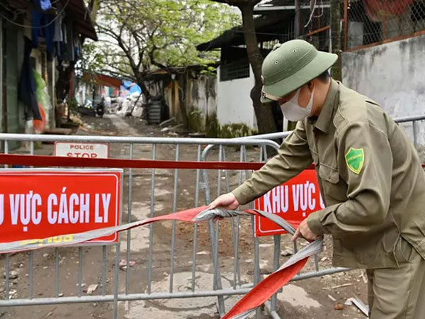 Hình ảnh dựng rào chắn cách ly, phun thuốc khử trùng đường phố Cầu Giấy, nơi bệnh nhân thứ 39 sinh sống