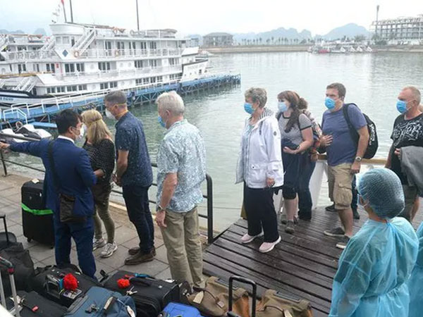 Lịch trình di chuyển của 5 khách đến Quảng Ninh cùng chuyến bay với BN34