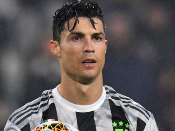 Dùng chung phòng thay đồ với cầu thủ nhiễm Covid-19, Ronaldo không dám về tập trung cùng Juventus