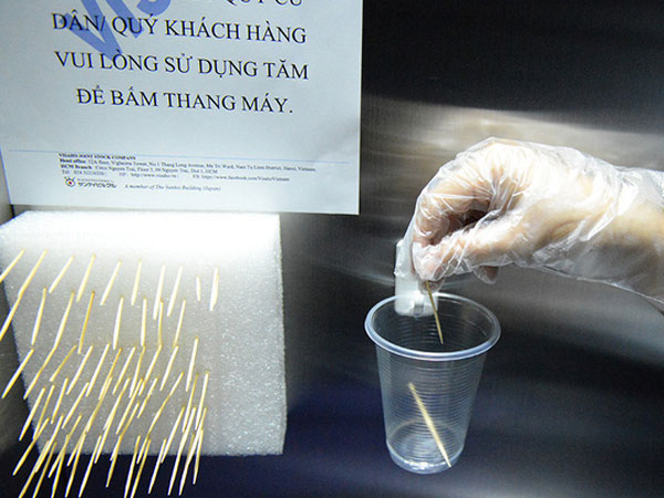 Chung cư ở Hà Nội trang bị…tăm cho người dân nhấn nút thang máy phòng COVID-19