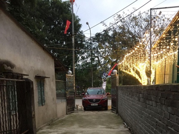 Khởi tố 2 cha con đỗ xe chắn cổng còn đánh người nhập viện