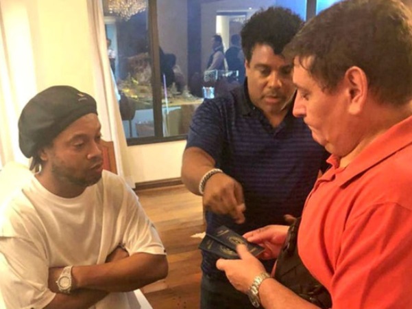 Huyền thoại Ronaldinho sống sung sướng trong tù