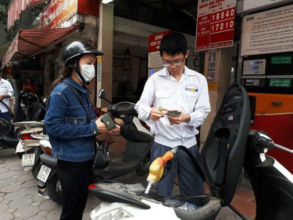 Giảm tối đa hơn 2.500 đồng/lít, giá xăng xuống sát 15 ngàn/lít