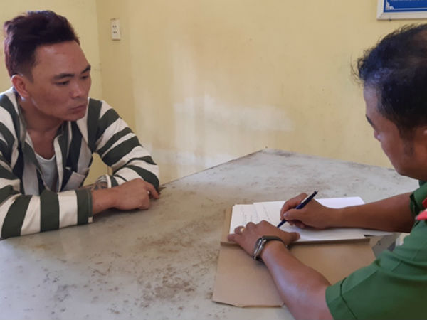 Người đàn ông ngáo đá khống chế 4 học sinh ở trung tâm anh ngữ Đông Âu, đâm công an bị thương