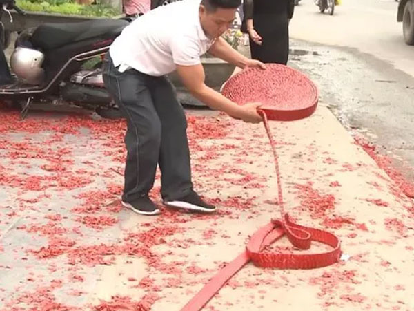 Khởi tố 2 đối tượng đốt pháo đỏ đường trong đám cưới ở Hà Nội