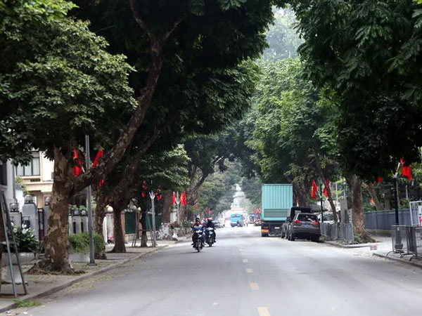 Cuối tuần, đường phố Hà Nội vắng tanh như... mùng 1 Tết