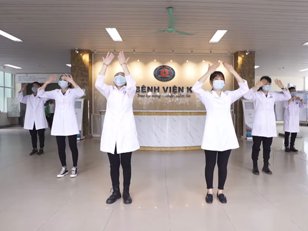 Video: Y bác sĩ Bệnh viện K nhảy vũ điệu 'Ghen Cô Vy'
