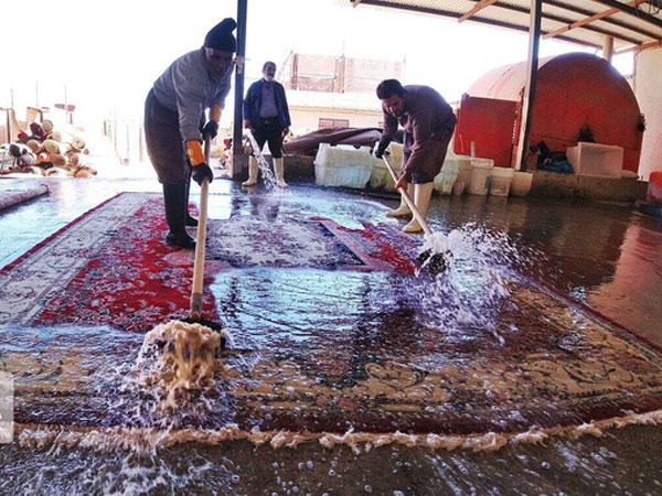 Người Iran giặt thảm đón tết truyền thống giữa tâm dịch COVID-19
