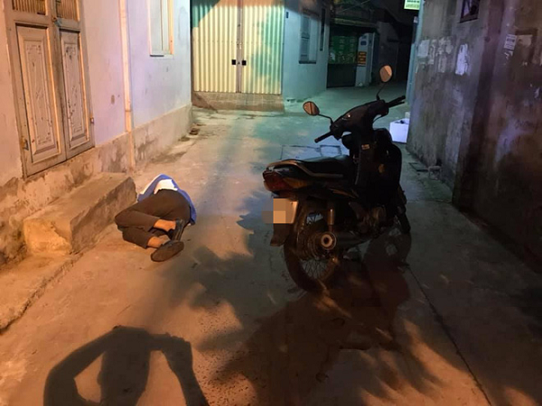 Nam thanh niên vứt xe, ngủ giữa ngõ khiến người đi đường phải trông đồ hộ