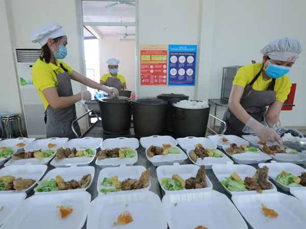 ẢNH: Bữa cơm trong khu cách ly COVID-19