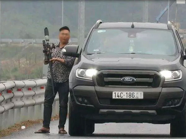 Dừng xe bắn chim trên cao tốc, tài xế bị phạt 7 triệu đồng, tước giấy phép lái xe 3 tháng