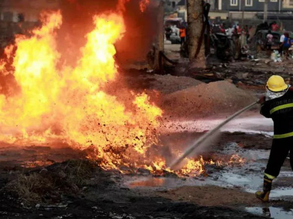 Xe tải tông vào đống bình gas, 15 người chết, 50 toà nhà tan hoang