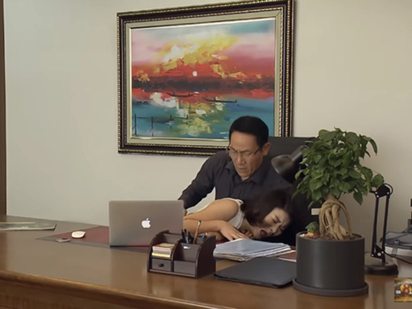 'Đừng bắt em phải quên' tập 5: Linh trơ trẽn cố tình vấp ngã để ôm Luân