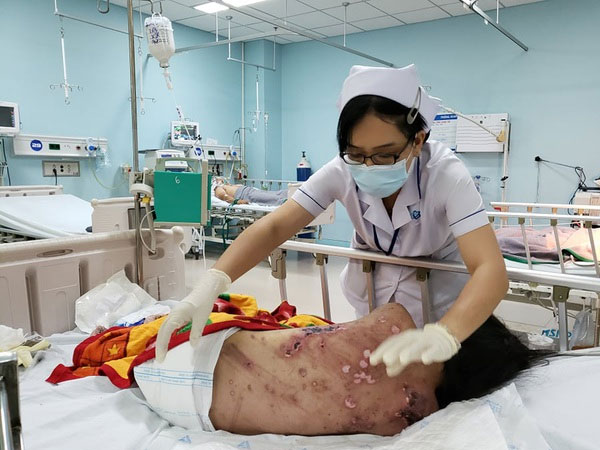 Không chịu kích dục cho khách, nữ nhân viên bị tra tấn như thời trung cổ
