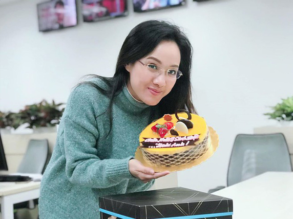 BTV Hoài Anh đón sinh nhật tuổi 40: Nhan sắc trẻ trung bất chấp tuổi tác, gây thiện cảm với phong cách giản dị, tươi tắn khác hẳn khi lên truyền hình