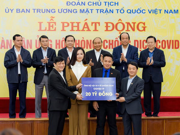 Hoa hậu Mai Phương Thúy đại diện công ty gặp Thủ tướng Chính phủ, quyên góp 20 tỷ đồng để phòng chống dịch Covid-19