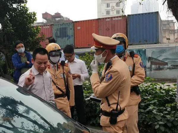Hà Nội: Tài xế vi phạm nồng độ cồn mức 'khủng' gây tai nạn giữa phố đông