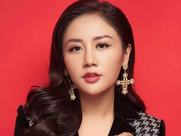 Ca sĩ Văn Mai Hương tặng 500 bộ quần áo chống dịch và khẩu trang y tế