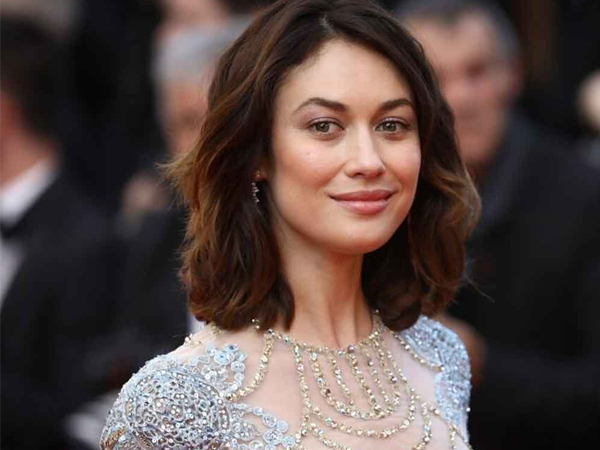 Sau khi xác nhận bị nhiễm Covid-19, nữ diễn viên 'James Bond' Olga Kurylenko tiết lộ bị sốt gần 39 độ nhưng vẫn không được nhập viện