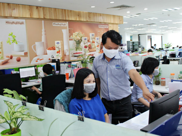 Vinamilk ủng hộ 10 tỷ đồng mua thiết bị y tế giúp phát hiện nhanh Covid-19