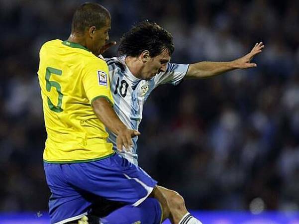 'Brazil phải thay nhau đốn hạ Messi'