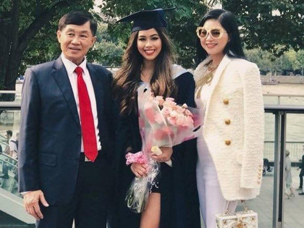Con gái nhận kết quả âm tính lần 1 với Covid-19, bố mẹ Tiên Nguyễn liền góp 6 tỷ đồng hỗ trợ chống dịch