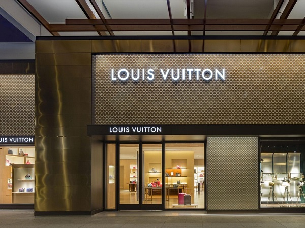 Dior, Louis Vuitton sản xuất gel rửa tay phát miễn phí, Nordstrom đóng cửa 1000 cửa hàng vì Covid-19