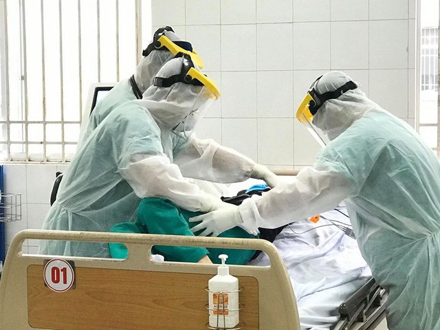 Bác gái của BN17 ở Hà Nội suy hô hấp tiến triển nhanh, phải đặt ECMO