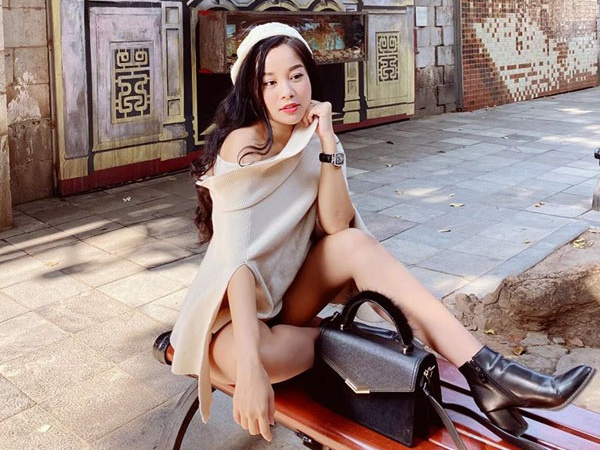 Phong cách thời trang đời thường sành điệu, gợi cảm của  BTV Minh Hương
