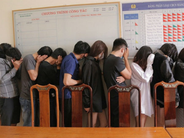 Bắt quả tang 11 'nam thanh, nữ tú' đang phê ma túy trong khách sạn lúc dịch Covid-19
