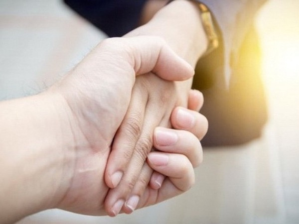 Chào hỏi có bị lây bệnh COVID-19 hay không và những sự thật bạn cần phải biết