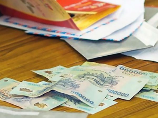 Tân hôn, chồng dốc thùng tiền cưới tuyên bố: 'Phong bì ai người ấy giữ', ngờ đâu gặp cô vợ 'cứng' phản pháo 'cực ngầu' khiến anh nín lặng