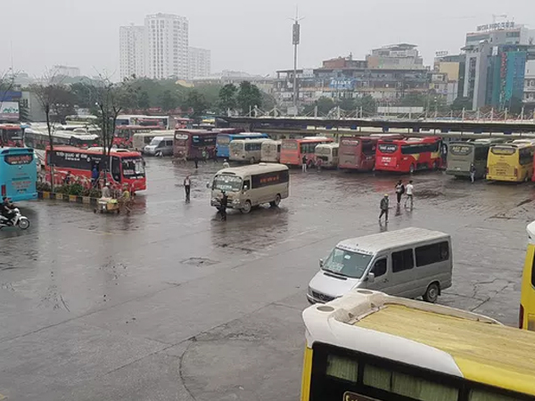 Người Hà Nội bình tĩnh, bến xe vắng tanh vì hết cảnh đổ xô về quê