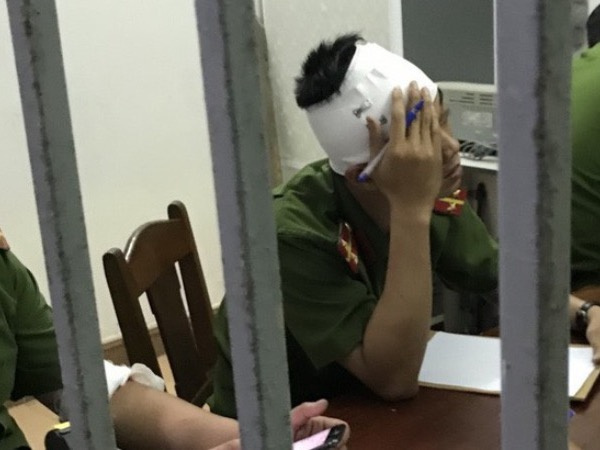 Nhóm côn đồ chém 2 chiến sĩ công an nhập viện