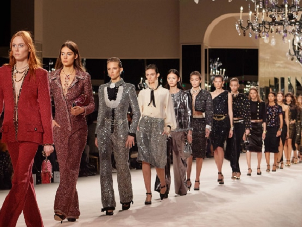 Chanel, Prada, Versace hoãn show vô thời hạn vì dịch Covid-19