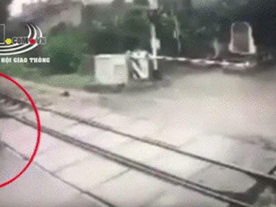 Video: Khoảnh khắc thiếu nữ bị tàu hỏa đâm trúng khi vượt qua đường sắt