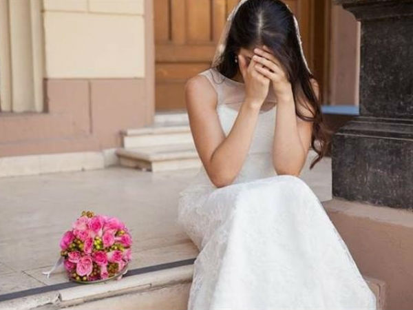 Đêm tân hôn, chú rể líu lưỡi nói 'hoa là hoa hồng, không phải hoa sen', cô dâu liền đập tan bình bông rồi xốc váy chạy về nhà