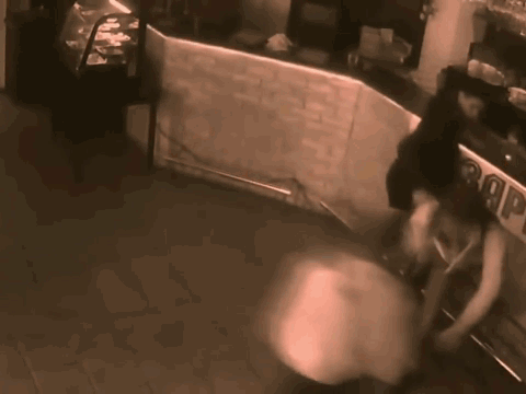 Video: Giở trò sàm sỡ, nam thanh niên bị cô gái cho 'nốc ao' bằng hai cú đánh