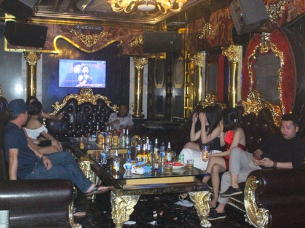 Bất chấp Covid-19, dân chơi đất cảng vẫn đến quán karaoke, gọi 'chân dài' phục vụ