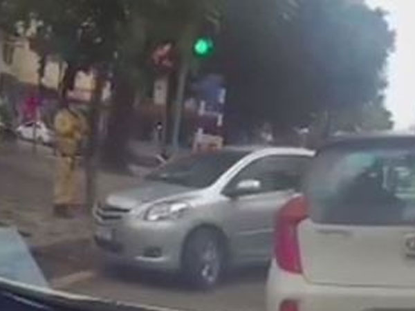 Video: Ô tô ngang nhiên đi vào đường ngược chiều, gặp ngay chốt CSGT