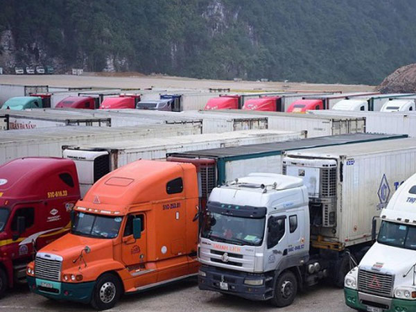 Phòng chống dịch: Trung Quốc tăng kiểm soát, hàng hóa lại ùn ứ tại cửa khẩu